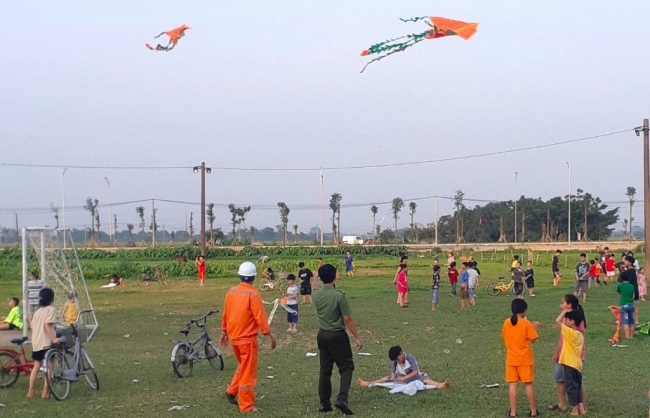 Hiểm họa từ thú chơi diều gần hành lang an toàn lưới điện