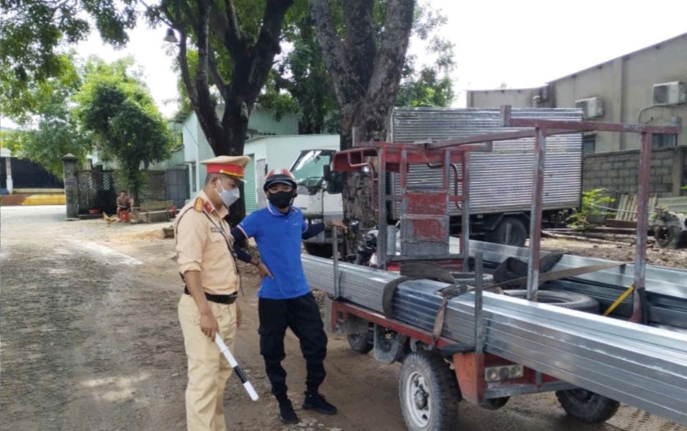 trong 2 ngày 21 và 22-5, lực lượng CSGT đã phát hiện, xử lý 15 trường hợp xe ba gác, xe “tự chế” vi phạm TTATGT