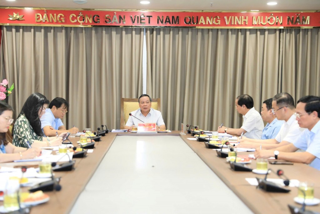 hó Bí thư Thường trực Thành ủy Hà Nội Nguyễn Văn Phong chủ trì cuộc họp. Ảnh: Quang Thái