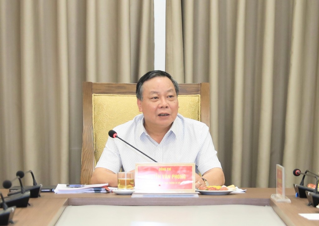 Phó Bí thư Thường trực Thành ủy Hà Nội Nguyễn Văn Phong kết luận cuộc họp. Ảnh: Quang Thái