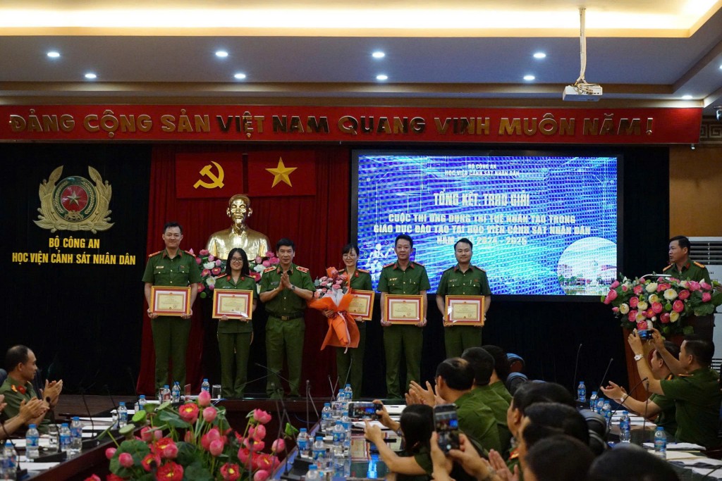 Các cá nhân, tập thể được khen thưởng