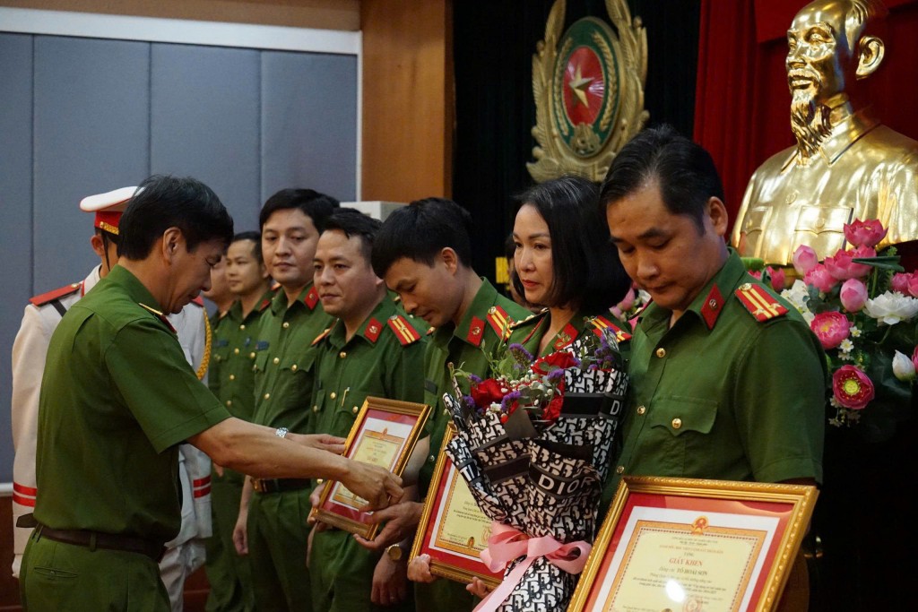 Trung tướng GS.TS Trần Minh Hưởng, Bí thư Đảng ủy, Giám đốc Học viện Cảnh sát Nhân dân trao tặng Bằng khen cho các tập thể, cá nhân