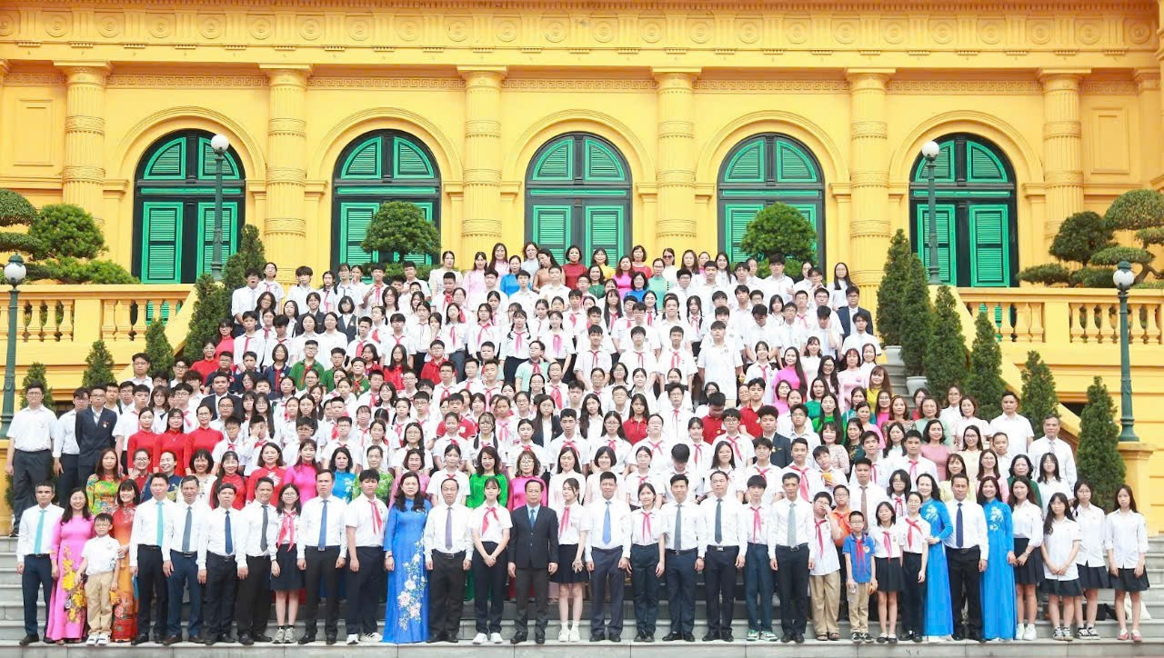 200 học sinh giỏi tiêu biểu của Thủ đô năm học 2024-2025 đại diện cho học sinh giỏi tiêu biểu của Thủ đô cùng các thầy, cô giáo đã báo công dâng Bác tại Lăng Chủ tịch Hồ Chí Minh.