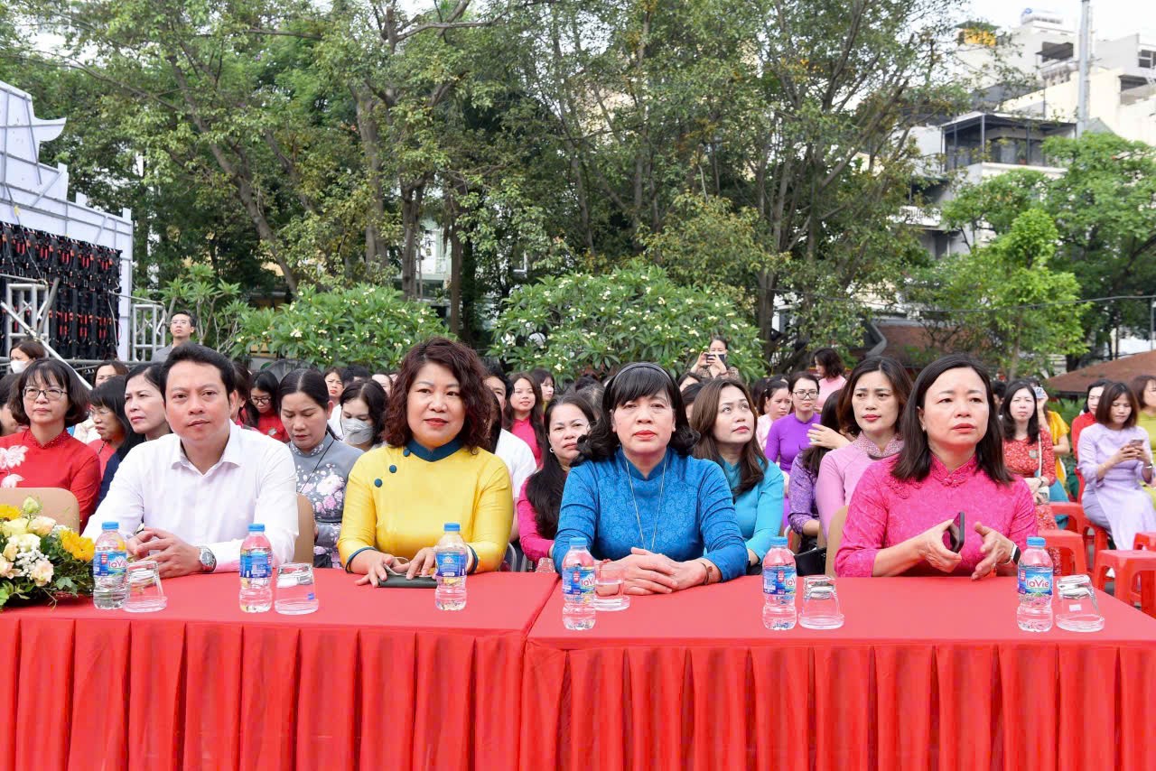 Các đồng chí lãnh đạo và đại biểu tham dự lễ báo công của Ngành Giáo dục và Đào tạo quận Đống Đa