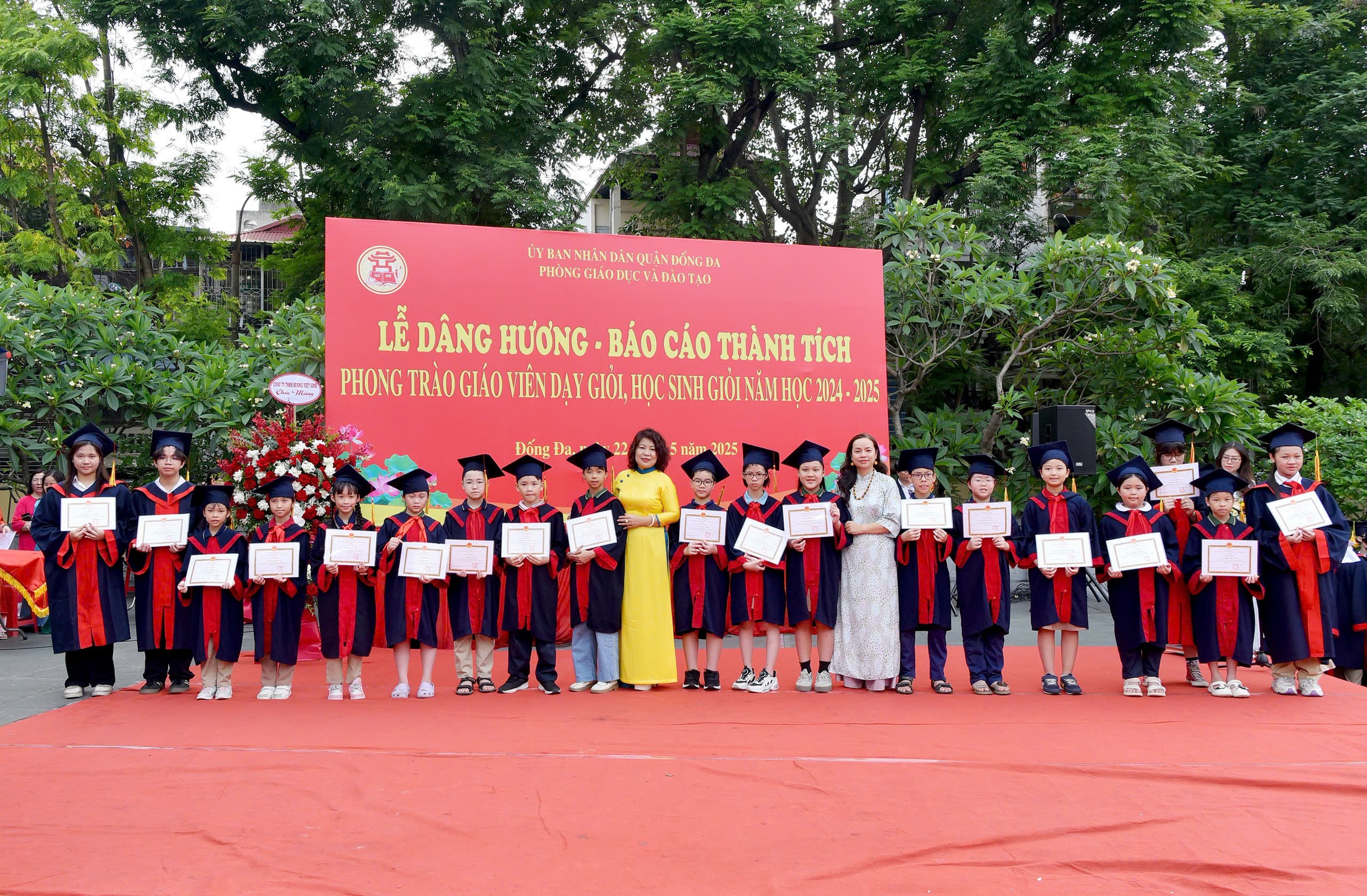 Lãnh đạo Ngành Giáo dục và đại biểu trao giấy khen cho các em học sinh đạt giải Quốc gia, Quốc tế