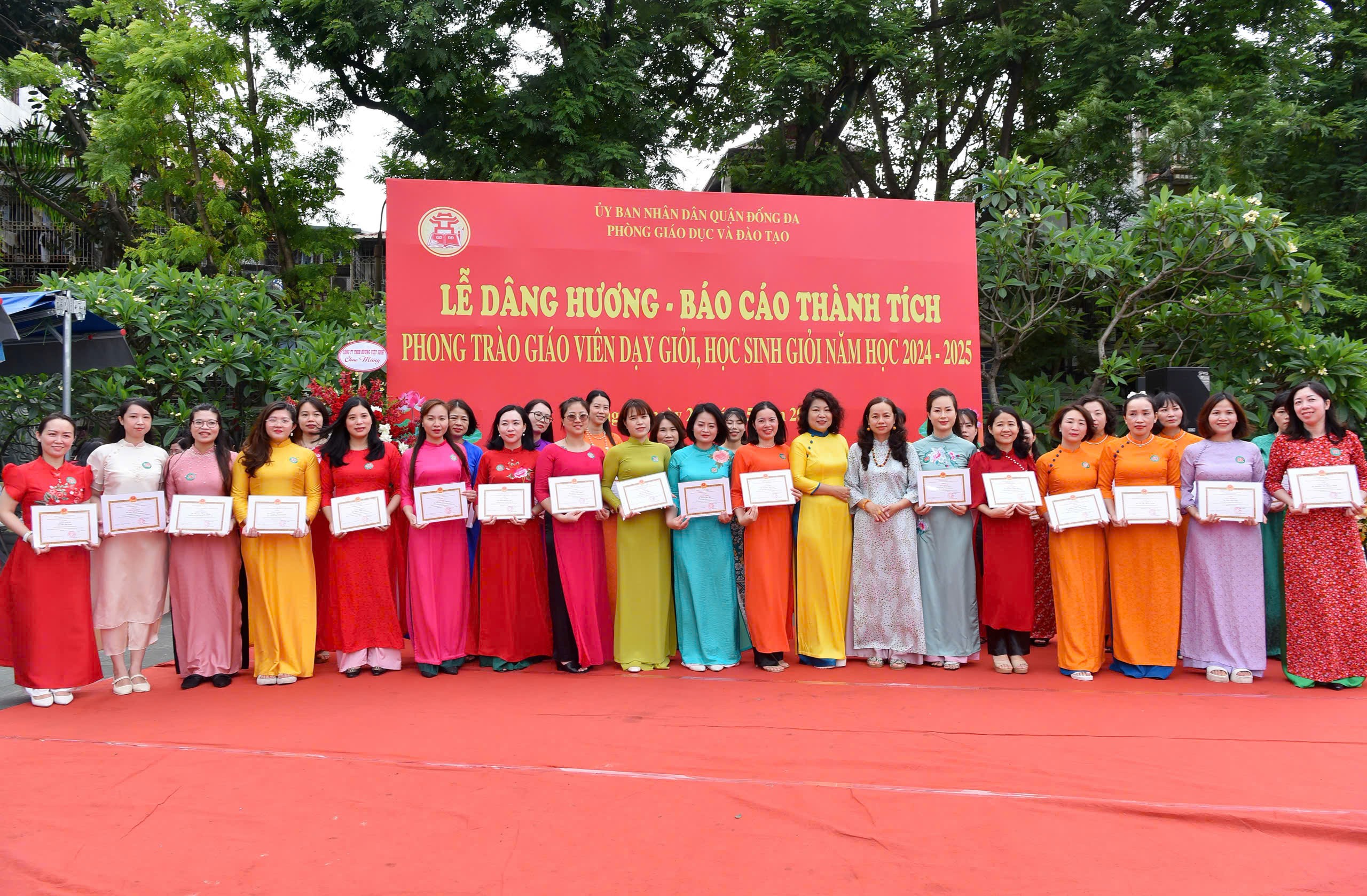 Lãnh đạo Ngành Giáo dục và đại biểu trao giấy khen cho Giáo viên đạt thành tích xuất sắc trong năm học 2024 - 2025