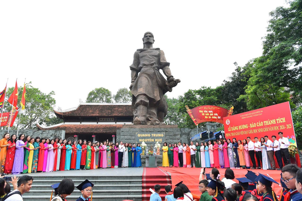 Tập thể lãnh đạo, cán bộ quản lý, giáo viên tiêu biểu Ngành GDĐT Đống Đa  chụp hình lưu niệm dưới tượng đài vua Quang Trung