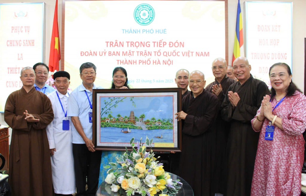 Đoàn MTTQ TP Hà Nội thăm các tổ chức tôn giáo tại TP Huế