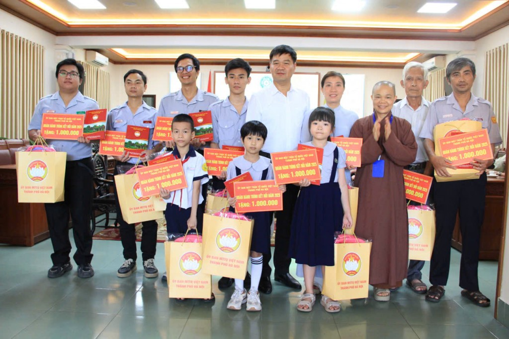 Đoàn MTTQ TP Hà Nội thăm các tổ chức tôn giáo tại TP Huế