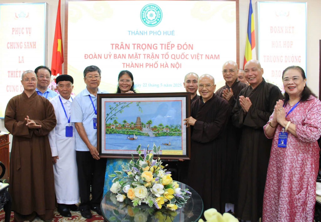 Đoàn MTTQ TP Hà Nội thăm các tổ chức tôn giáo tại TP Huế