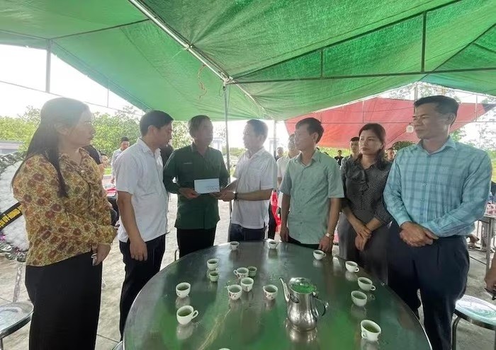 Lãnh đạo huyện Hải Hà thăm, động viên và trao hỗ trợ của tỉnh, của huyện cho gia đình có nạn nhân tử vong.