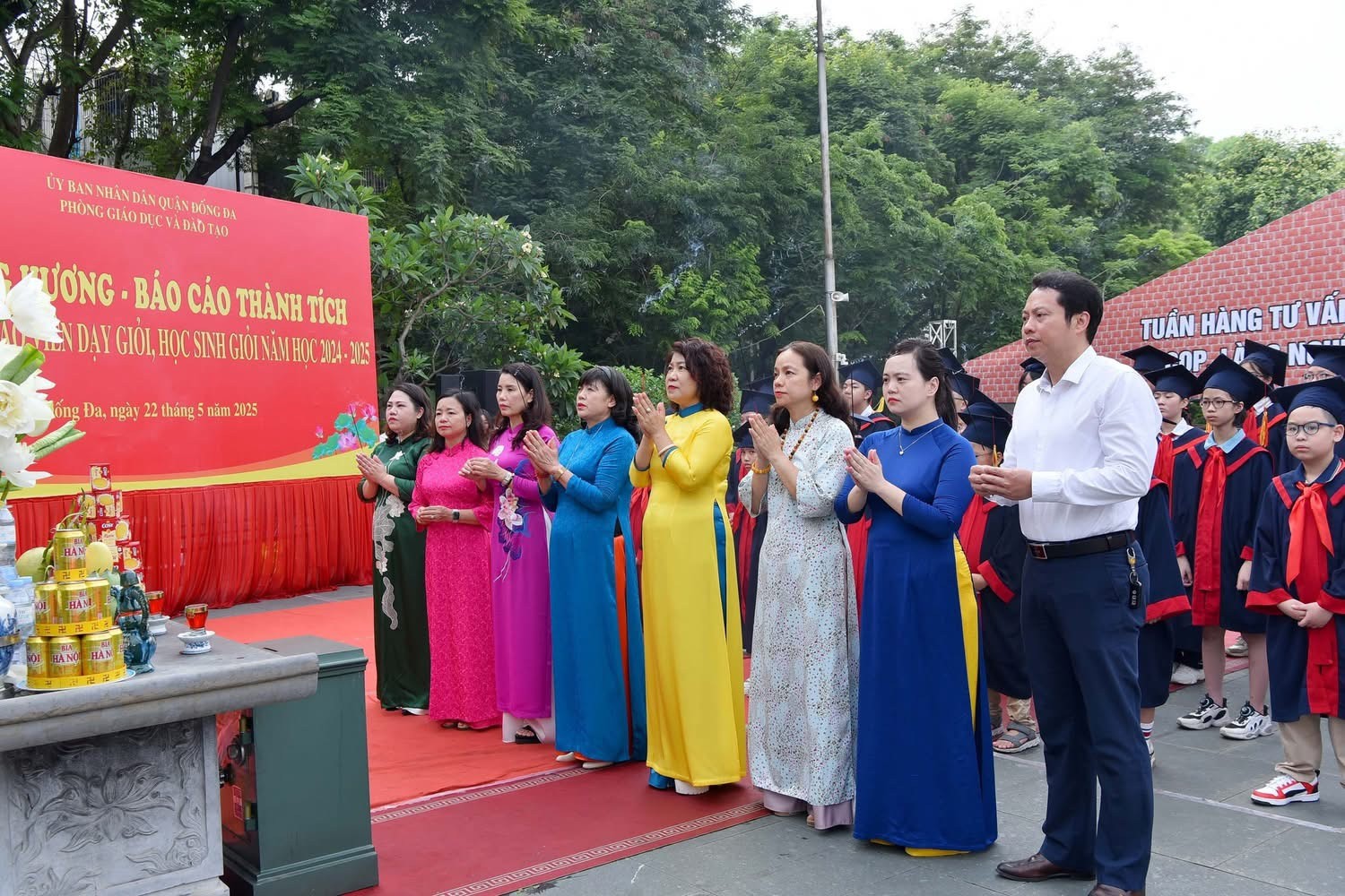 Các đồng chí lãnh đạo, cán bộ quản lý, giáo viên và học sinh làm lễ dâng hương