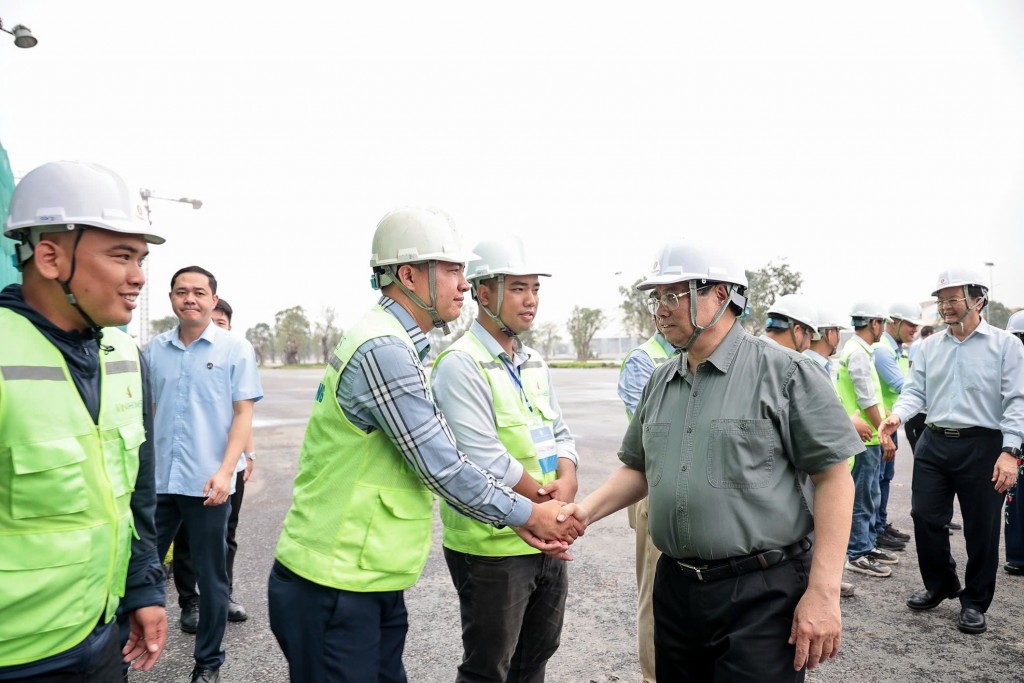 Thủ tướng Phạm Minh Chính thăm, động viên các công nhân, kỹ sư thi công dự án Trung tâm Hội chợ Triển lãm Quốc gia.