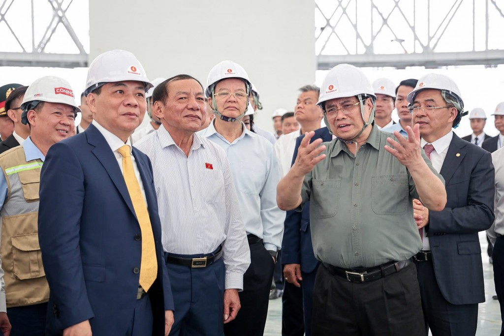 Thủ tướng Phạm Minh Chính trao đổi với các đơn vị liên quan khi đi kiểm tra dự án Trung tâm Hội chợ Triển lãm Quốc gia.