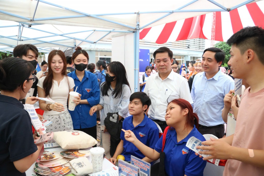 Ngày hội thu hút đông đảo sinh viên và doanh nghiệp tham gia 