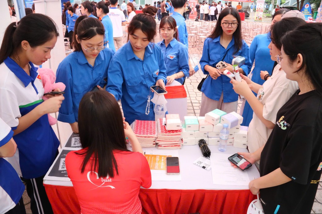 Kết nối hơn 5.000 sinh viên với doanh nghiệp tìm cơ hội việc làm