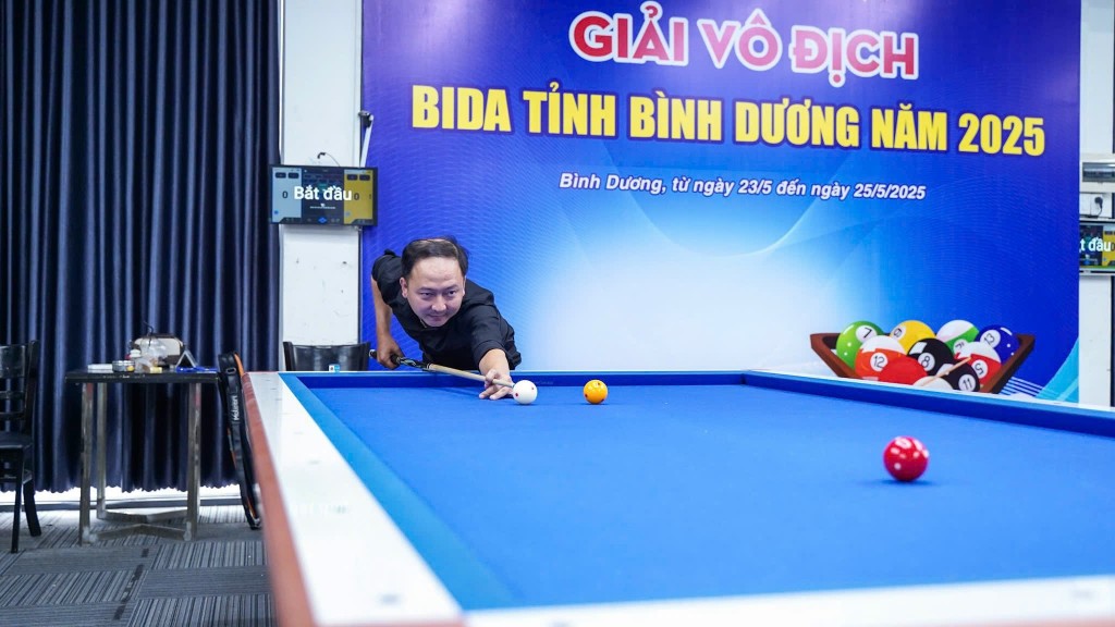 Các vận động viên thi đấu sôi nổi ngay sau Lễ Khai mạc giải