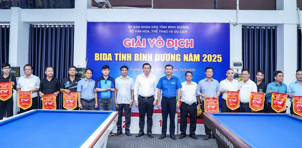 Đại biểu, Ban Tổ chức chụp hình lưu niệm cùng các đơn vị tham dự giải