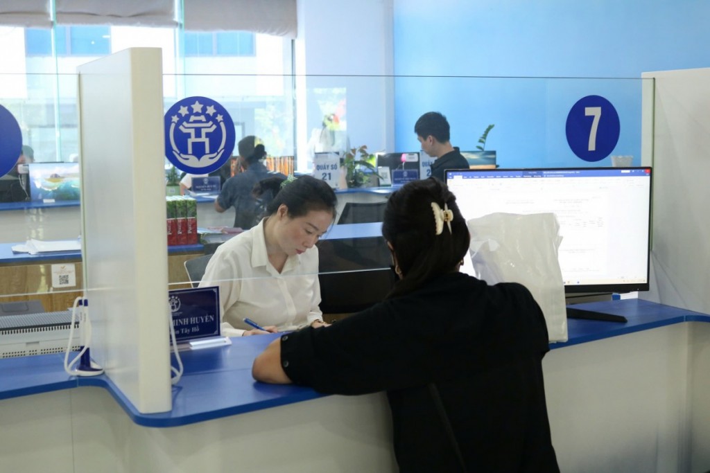Người dân đến làm thủ tục tại Chi nhánh của Trung tâm Phục vụ hành chính công Thành phố với thái độ vui và thoải mái, trong môi trường làm việc cởi mở, vui vẻ, tận tâm phục vụ.
