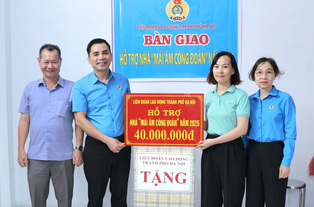 Phó Chủ tịch Thường trực LĐLĐ thành phố Hà Nội Lê Đình Hùng trao hỗ trợ cho đoàn viên Nguyễn Thị Hảo