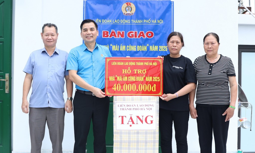 Phó Chủ tịch Thường trực LĐLĐ thành phố Hà Nội Lê Đình Hùng trao hỗ trợ cho đoàn viên Hoàng Thị Bính