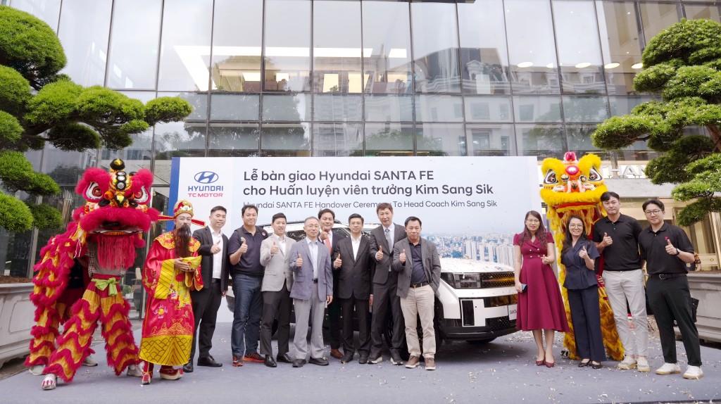 Ông Kim Sang Sik chụp ảnh chung cùng Tổng Giám đốc và các CBNV Huyndai Thành Công Việt Nam