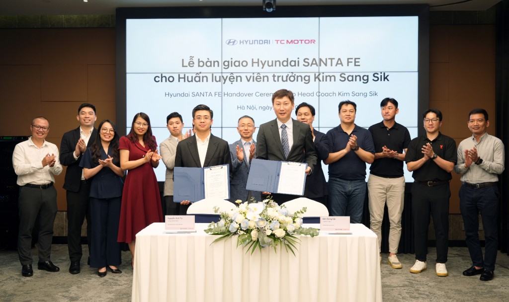 Ông Kim Sang Sik chụp ảnh chung cùng Tổng Giám đốc và các CBNV Huyndai Thành Công Việt Nam