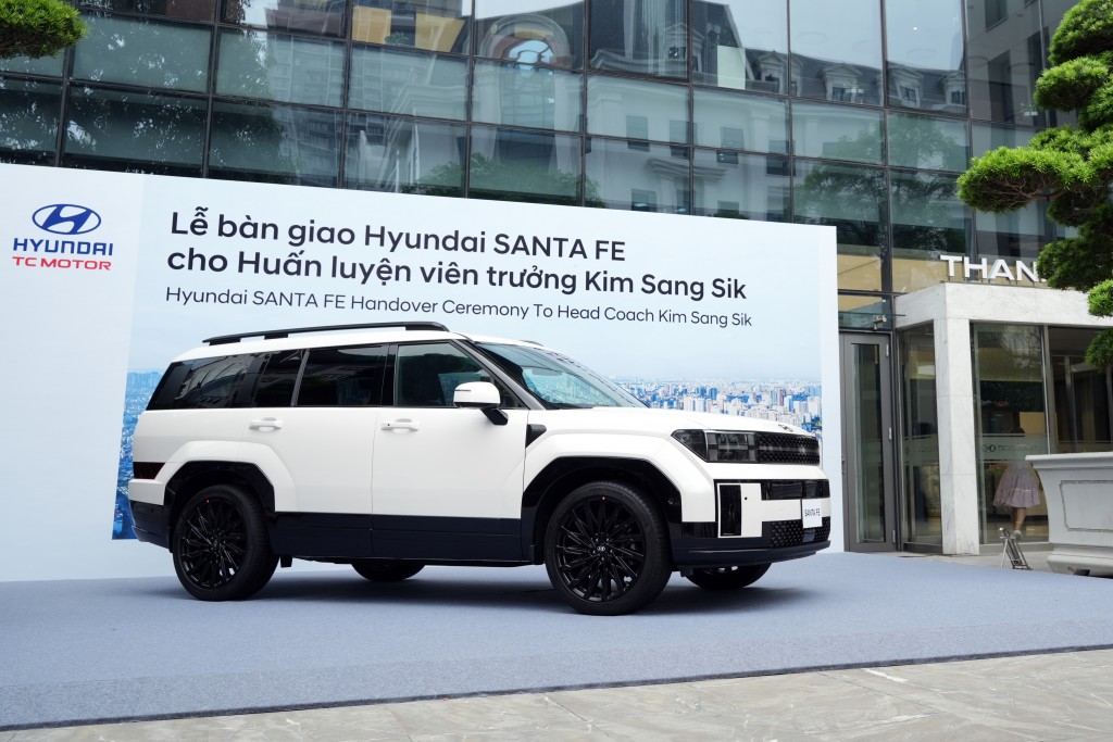 Hyundai Thành Công bàn giao xe cho HLV Kim Sang-sik