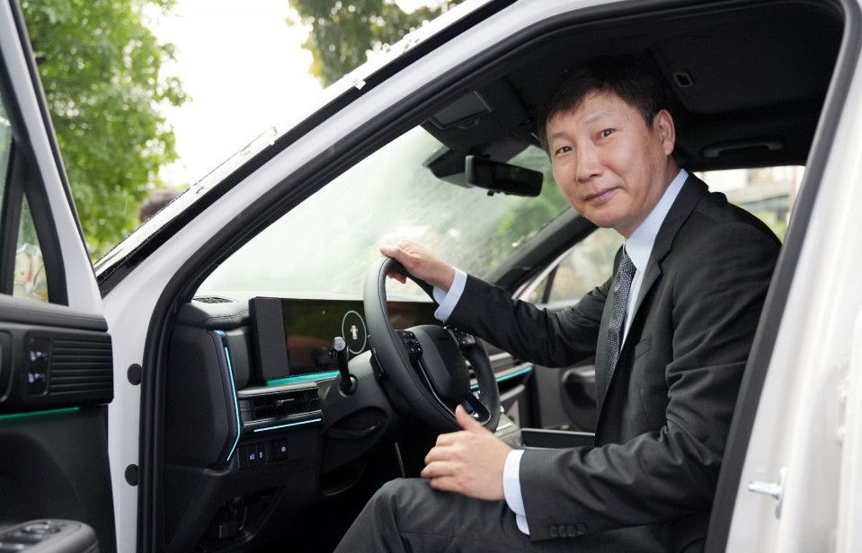 Hyundai Thành Công bàn giao chiếc Santa Fe bản cao cấp nhất tới HLV Kim Sang Sik