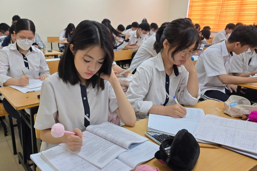 Học sinh lớp 12 Trường THPT Lý Thường Kiệt miệt mài ôn luyện