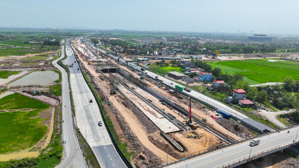   Nút giao 3 tầng Phú Thứ trên cao tốc Pháp Vân – Cầu Giẽ – Ninh Bình dự kiến hoàn thành tháng 8/2025 (Ảnh: Ánh Dương)