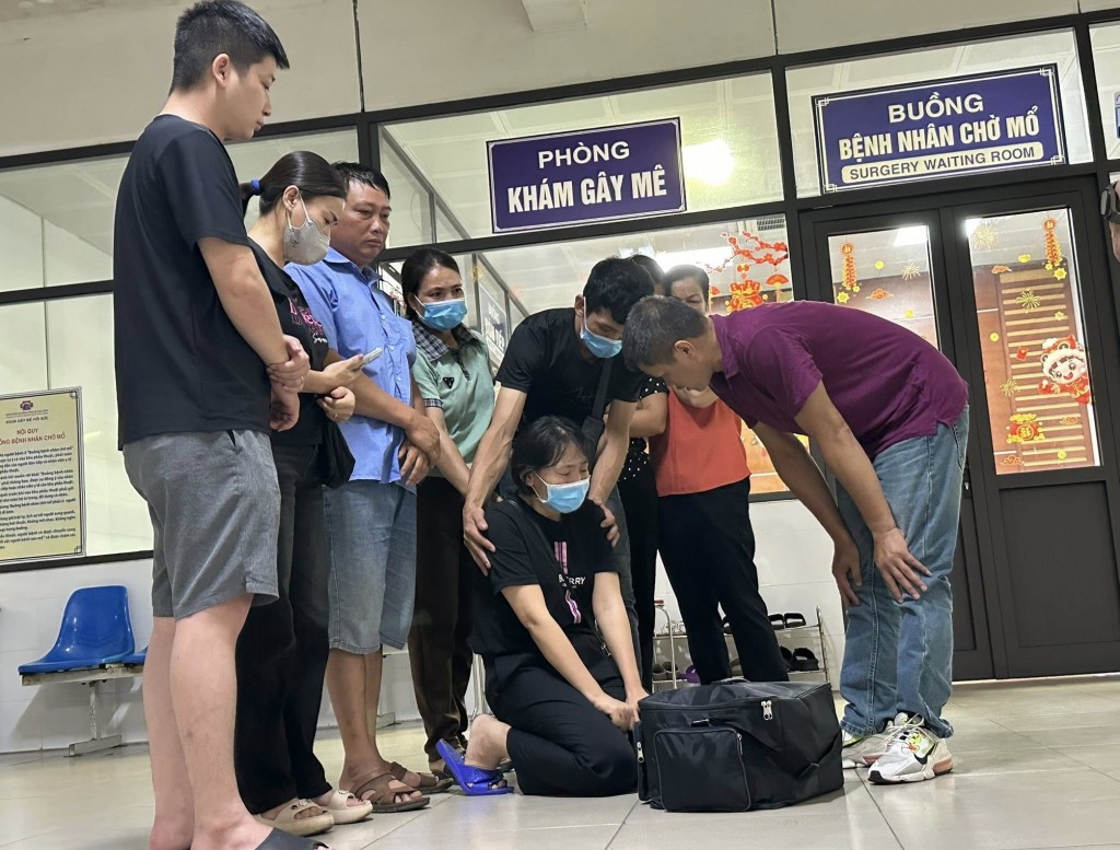 Vợ người bệnh hiến tạng quỳ gối từ biệt phần tạng của chồng mình.