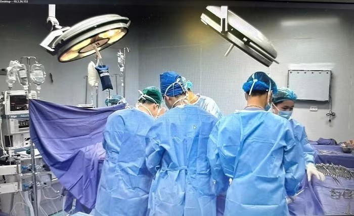 Kíp phẫu thuật xuyên đêm được triển khai với sự phối hợp của nhiều chuyên khoa tại Bệnh viện Đa khoa tỉnh Quảng Ninh.