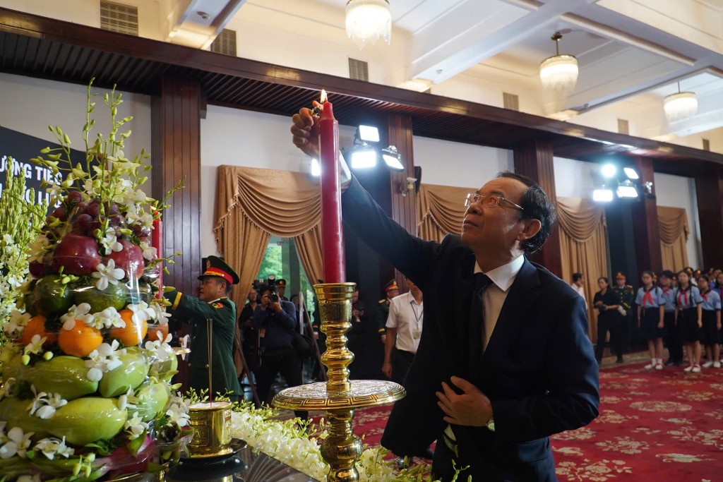 Bí thư Thành ủy TPHCM Nguyễn Văn Nên thắp hưởng tưởng nhớ nguyên Chủ tịch nước Trần Đức Lương