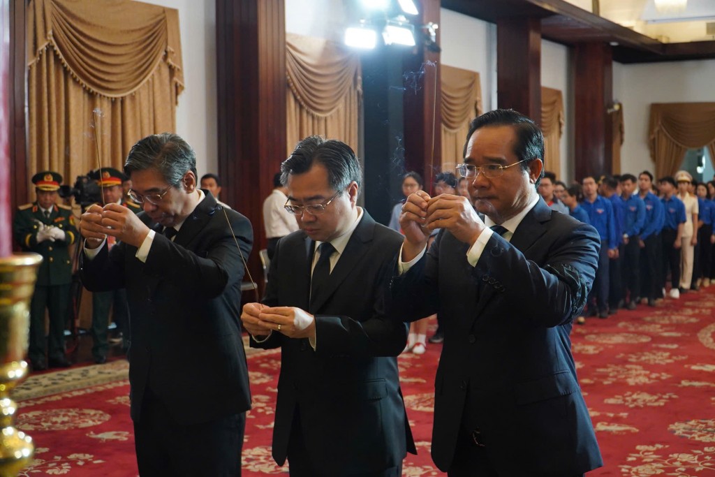 Các lãnh đạo TPHCM thắp hưởng tưởng nhớ nguyên Chủ tịch nước Trần Đức Lương
