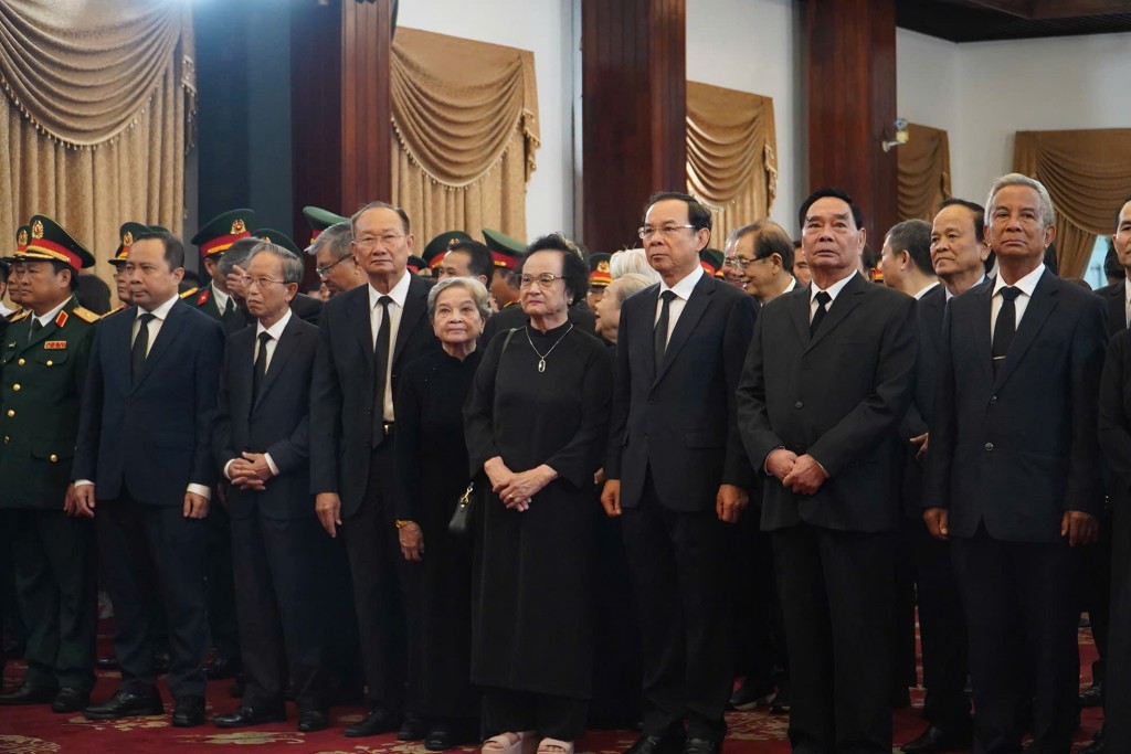  các nguyên lãnh đạo Đảng, Nhà nước, Ủy ban MTTQ Việt Nam; đoàn Thành ủy, HĐND, UBND, Ủy ban MTTQ Việt Nam TP Hồ Chí Minh; lãnh đạo TP Hồ Chí Minh các thời kỳ