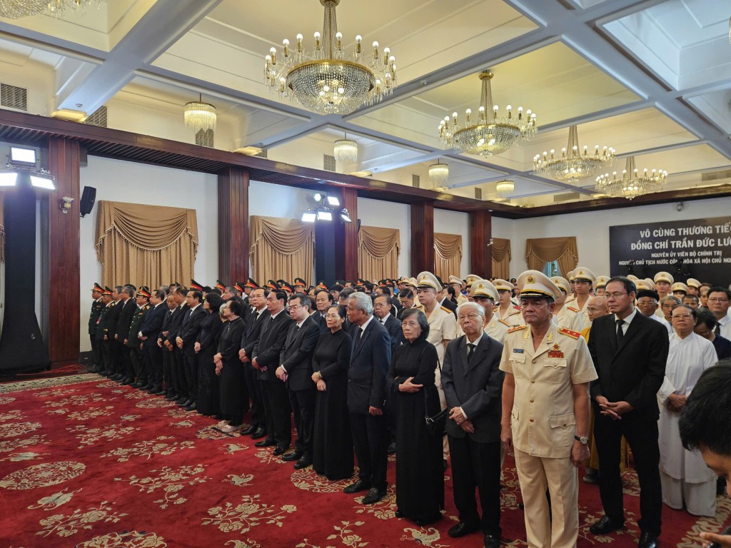 Các đại biểu chờ viếng nguyên Chủ tịch nước Trần Đức Lương