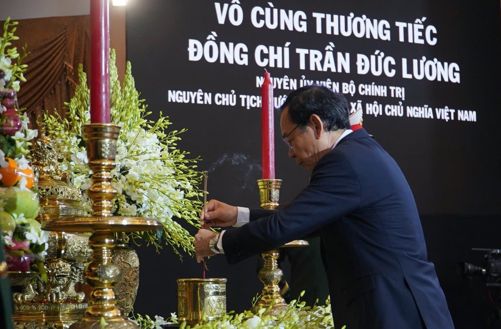 Bí thư Thành ủy TPHCM Nguyễn Văn Nên thắp hưởng tưởng nhớ nguyên Chủ tịch nước Trần Đức Lương