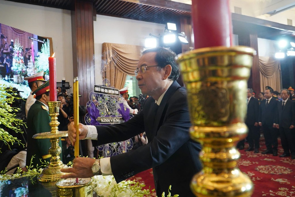 Ủy viên Bộ Chính trị, Bí thư Thành ủy TP Hồ Chí Minh Nguyễn Văn Nên thắp hương, thắp nến tưởng nhớ nguyên Chủ tịch nước Trần Đức Lương Ủy viên Bộ Chính trị, Bí thư Thành ủy TP Hồ Chí Minh Nguyễn Văn Nên thắp hương, thắp nến tưởng nhớ nguyên Chủ tịch nước Trần Đức Lương