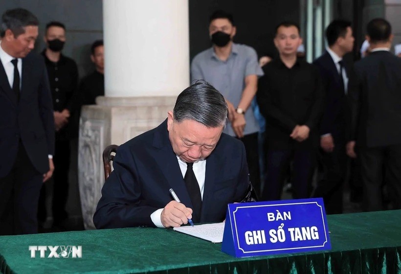 Tổng Bí thư Tô Lâm ghi sổ tang tại Lễ viếng nguyên Chủ tịch nước Trần Đức Lương. (Ảnh: TTXVN)