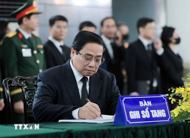 Thủ tướng Phạm Minh Chính ghi sổ tang tại lễ viếng nguyên Chủ tịch nước Trần Đức Lương. (Ảnh: TTXVN)