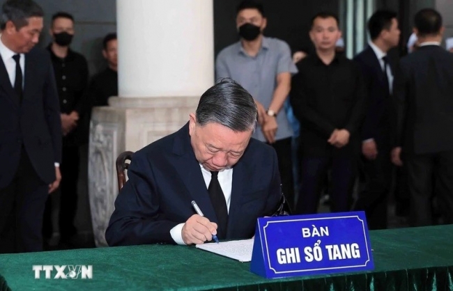 Xúc động những dòng ghi sổ tang viếng nguyên Chủ tịch nước Trần Đức Lương
