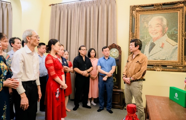 Doanh nhân trẻ Thủ đô dâng hương tưởng nhớ Đại tướng Võ Nguyên Giáp