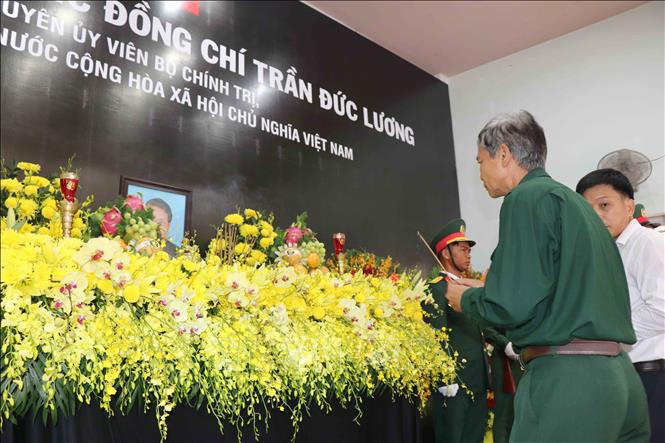 Trang nghiêm Lễ viếng nguyên Chủ tịch nước Trần Đức Lương tại Quảng Ngãi Chú thích ảnh