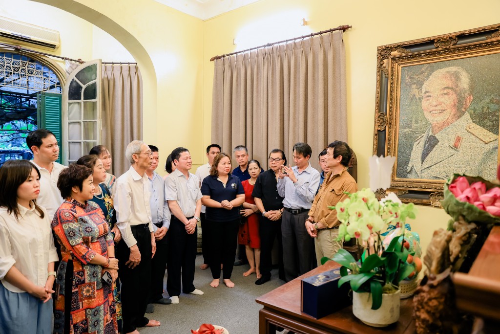 Đoàn dâng hương tưởng nhớ Đại tướng Võ Nguyên Giáp và trò chuyện với con trai cả của Đại tướng