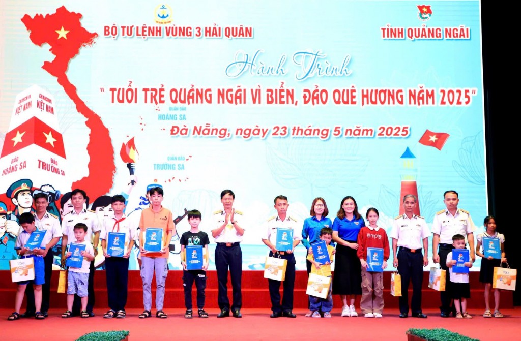 Tỉnh đoàn Quảng Ngãi trao các suất học bổng, cho con em các quân nhân Vùng 3 Hải quân có hoàn cảnh khó khăn, mắc bệnh hiểm nghèo hoặc bệnh cần điều trị dài ngày.