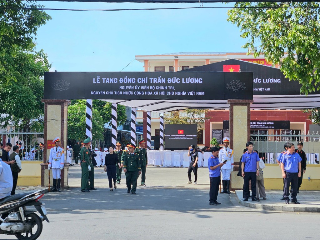 Đại chỉ Hội trường  T50, Bộ Chỉ huy Quân sự tỉnh Quảng Ngãi, số 142 Lê Trung Đình, thành phố Quảng Ngãi, diễn ra Lễ viếng nguyên Chủ tịch nước Trần Đức Lương, Tang lễ nguyên Chủ tịch nước Trần Đức Lương được tổ chức theo nghi thức Quốc tang trong hai ngày 24 và 25/5 (Ảnh: Hồng Quảng)