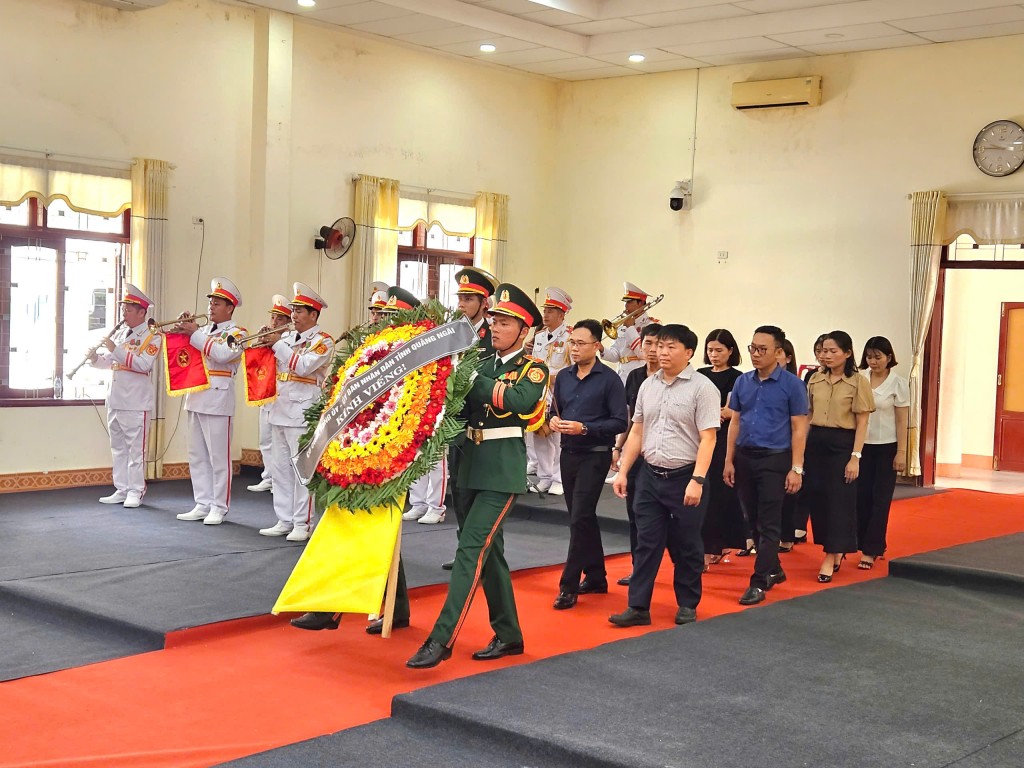 Cơ quan Đảng uỷ - UBND tỉnh Quảng Ngãi vào lễ viếng nguyên Chủ tịch nước Trần Đức Lương (Ảnh: Hồng Quảng)