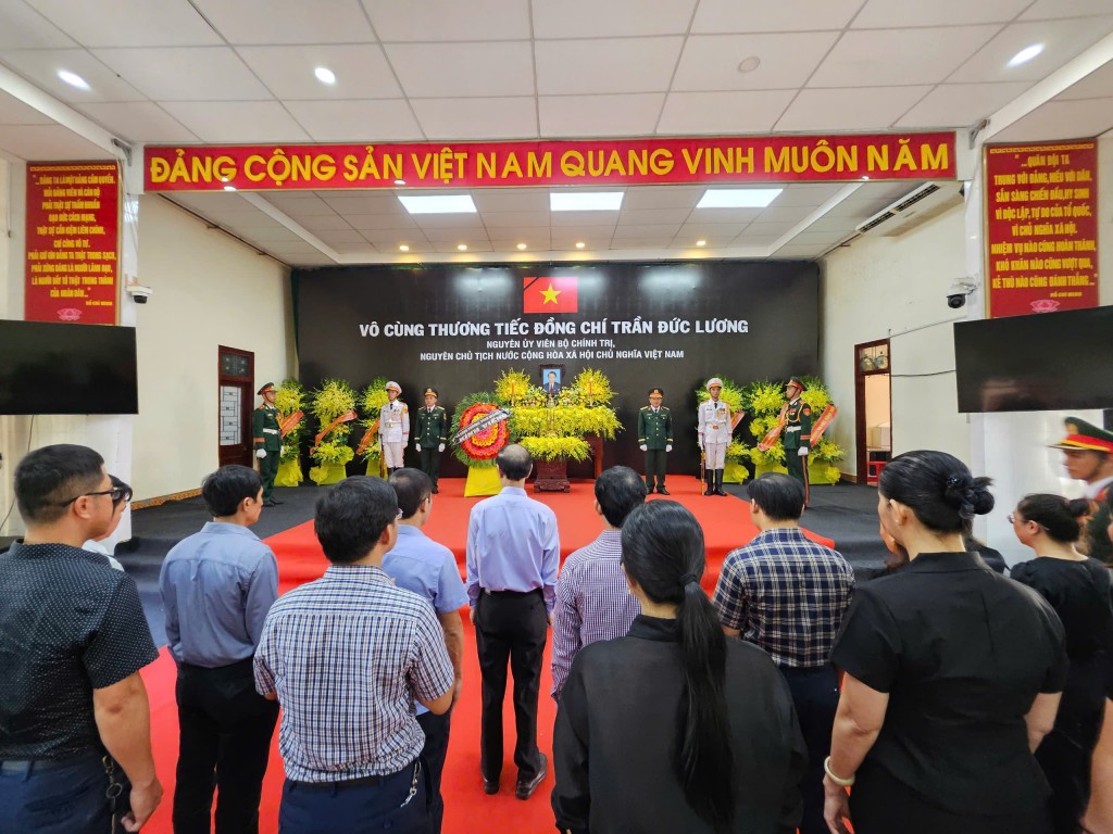 Sở Công thương tỉnh Quảng Ngãi, viếng nguyên Chủ tịch nước Trần Đức Lương (Ảnh: Hồng Quảng)