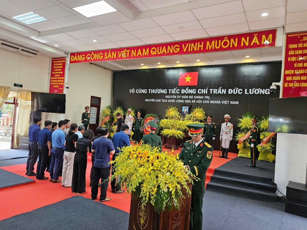 Uỷ Ban kiểm tra Tỉnh uỷ tỉnh Quảng Ngãi viếng nguyên Chủ tịch nước Trần Đức Lương (Ảnh: Hồng Quảng)